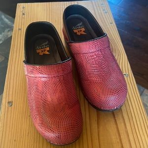 DANSKO XP red textured pebbled leather clogs 37